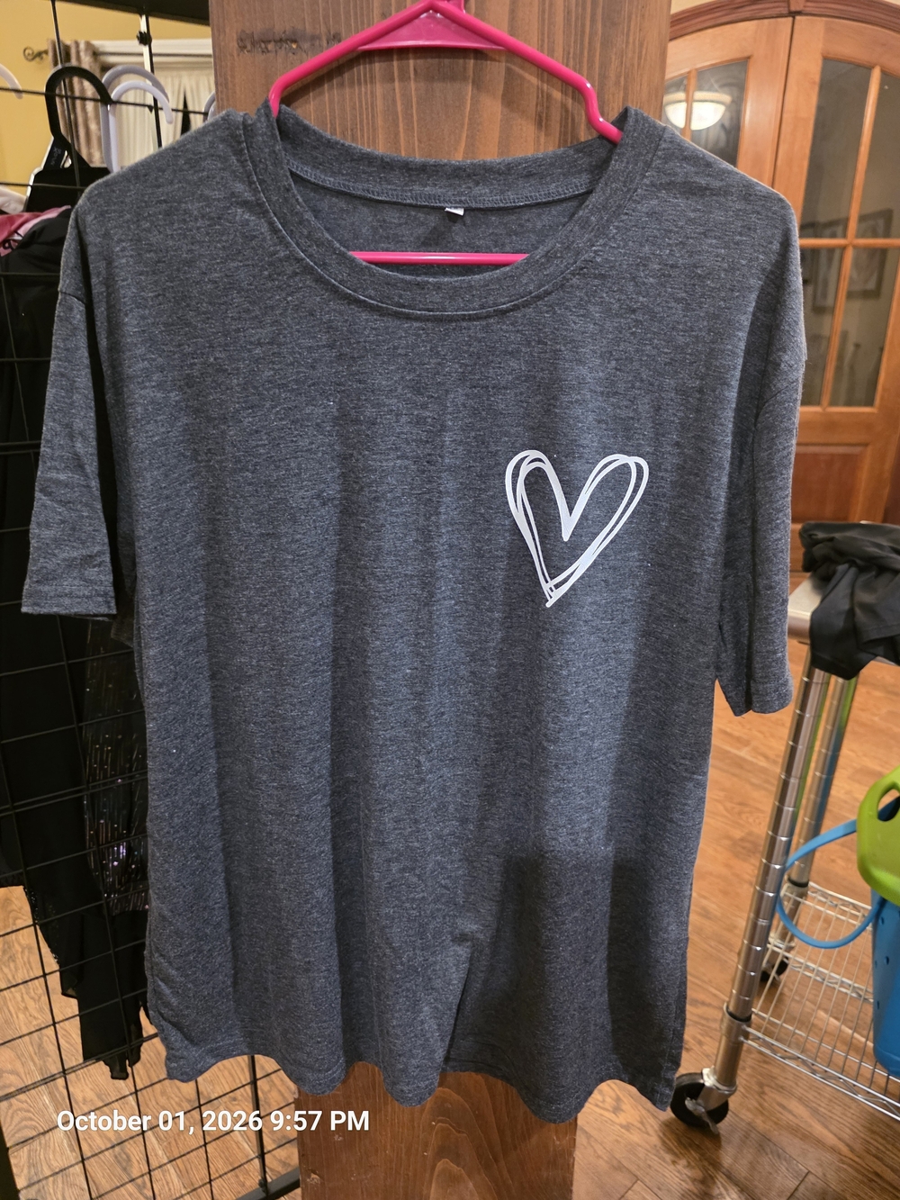 Woman's Dark Gray Heart Graphic Tee XXL